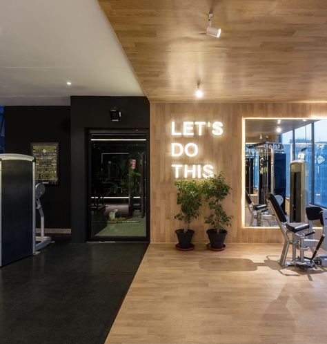 Group Fitness Room Design, Modern At Home Gym, Brick Gym Interior Design, Ballet Barre Home Gym, Exercise Studio Design, Contemporary Gym Design, Physio Gym Design, Gym Gallery Wall, Spa Gym Design