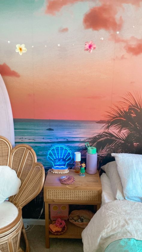 Beach Room Aesthetic Preppy, Beachy Vanity Bedroom, Retro Beach Bedroom, Tropical Girls Bedroom, Preppy Beachy Room, Beach Bedroom Girls, Surfing Room, Kids Beach Room, Aesthetic Work Desk