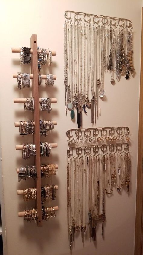 Bracelet Holder Diy, Diy Bracelet Holder, Organized Jewelry, Jewelry Storage Wall, Jewerly Organizer, Jewelry Storage Diy, Vintage Jewelry Diy, Jewerly Displays, Diy Organizer