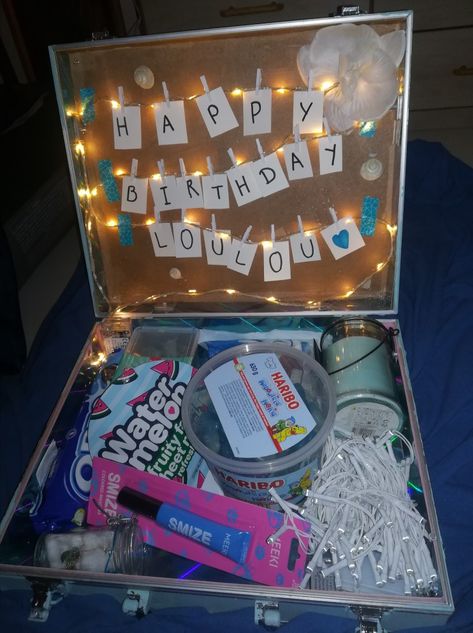 Shoebox Birthday Gift Ideas, Happy Birthday Shoes, Best Friend Birthday Surprise, Vsco Lifestyle, Birthday Gift Surprise, Cute Best Friend Gifts, Suprise Birthday, 17th Birthday Gifts, Anniversaire Diy