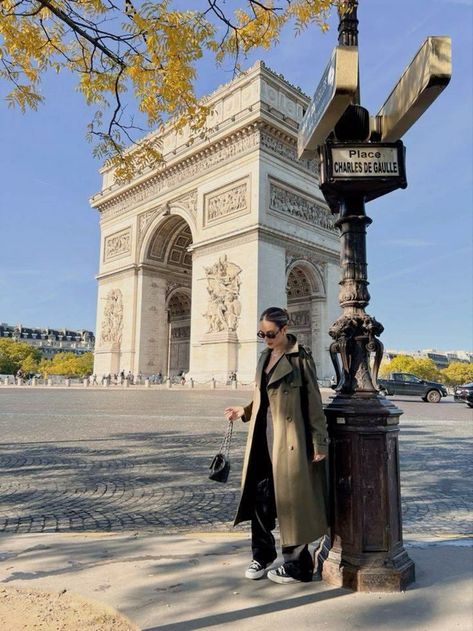 Paris Posing Ideas, Paris In October Aesthetic, October In Paris, Paris Outfits October, Europe Pics Ideas, Arc De Triomphe Photo Ideas, Paris October Outfit, Louvre Photo Ideas, Paris Winter Aesthetic