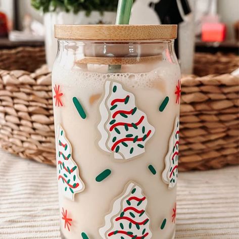 Christmas Gift Cake, Glass Tumbler Design, Cute Christmas Ideas, Christmas Cups, Cute Coffee Cups, Snack Cups, Christmas Tree Cake, Tree Cakes, Little Christmas Trees