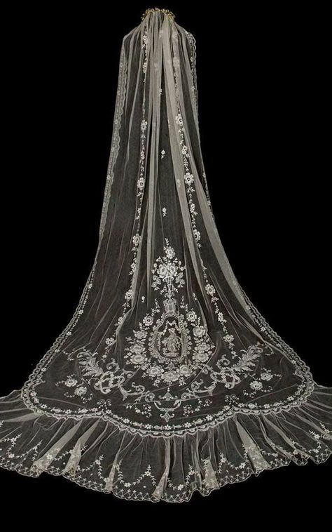 Wedding Veil Vintage, Vintage Veils, Lace Wedding Dress Vintage, Dream Wedding Ideas Dresses, A Wedding Dress, Linens And Lace, Antique Lace, Wedding Veils, Wedding Veil