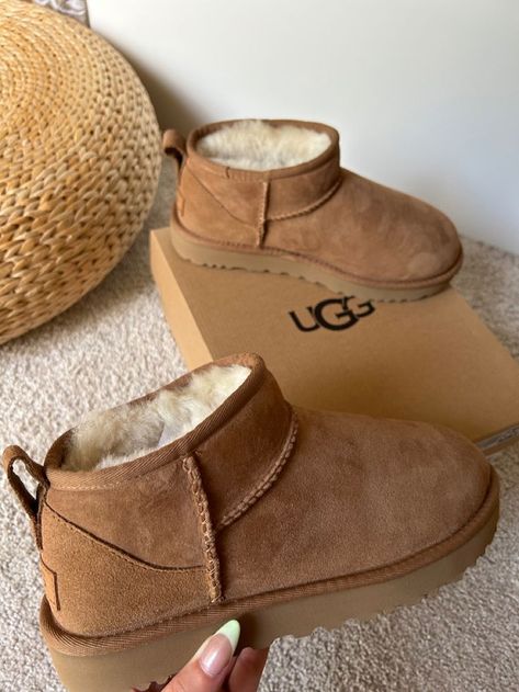 Cute Uggs, Stile Blair Waldorf, Pretty Sneakers, Gilmore Girl, Dr Shoes, Preppy Shoes, Pretty Shoes Sneakers, Ugg Classic Ultra Mini, Ugg Mini