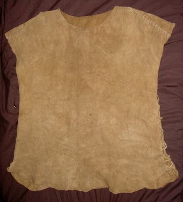 How to make a simple buckskin summer shirt. Mountain Man Clothing, Tanning Hides, John Bell, Deer Hide, American Frontier, Hunter Gatherer, Animal Hide, Native American Crafts, Mountain Man