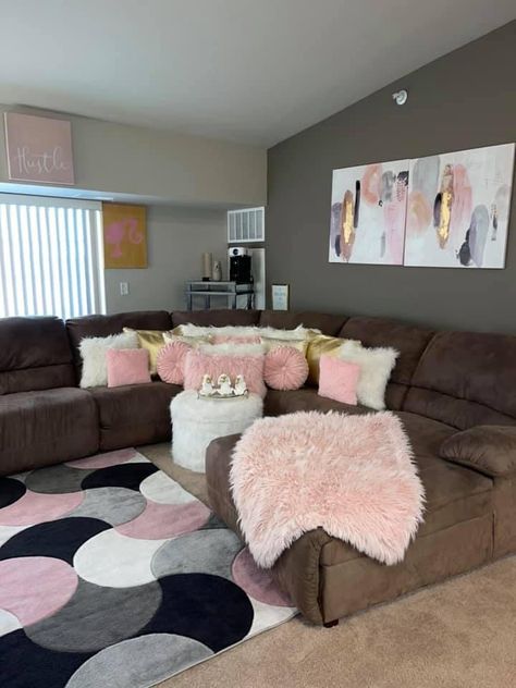 Pink And Brown Decor Living Room, Boujee Apartment Living Room Cozy, Brown And Pink Decor Living Room, Pink And Brown Home Decor, Pink And Purple Apartment Decor, Pink And Brown Apartment Decor, Apartment Decorating Pink Living Room, Brown Pink Living Room, Cute Pink Living Room