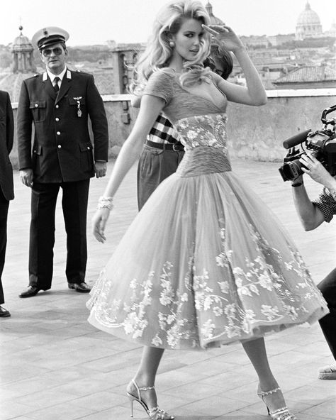 Claudia Schiffer Style, Arthur Elgort, Runway Fashion Couture, Guess Girl, 90s Models, Vogue Us, Claudia Schiffer, Famous Models, Vogue Italia