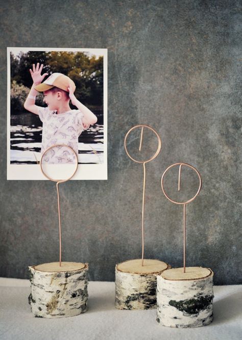 Wood Picture Holder With Clips, Diy Picture Holder With Clips, Photo Holders For Tables, Diy Picture Holder, Photo Board Ideas, Wire Photo Holder, Diy Photo Holder, Diy Photo Projects, Photo Centerpieces