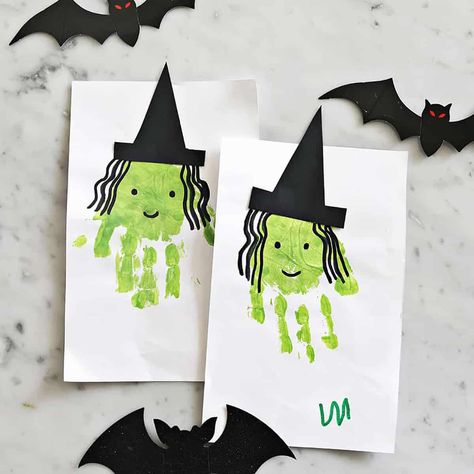 Hand Print Witch Craft, Hand Print Bats, Fall Hand Print Crafts For Kids, Witch Handprint, Halloween Kita, Halloween Infantil, Halloween Crafts Preschool, Toddler Craft, Halloween Crafts For Toddlers