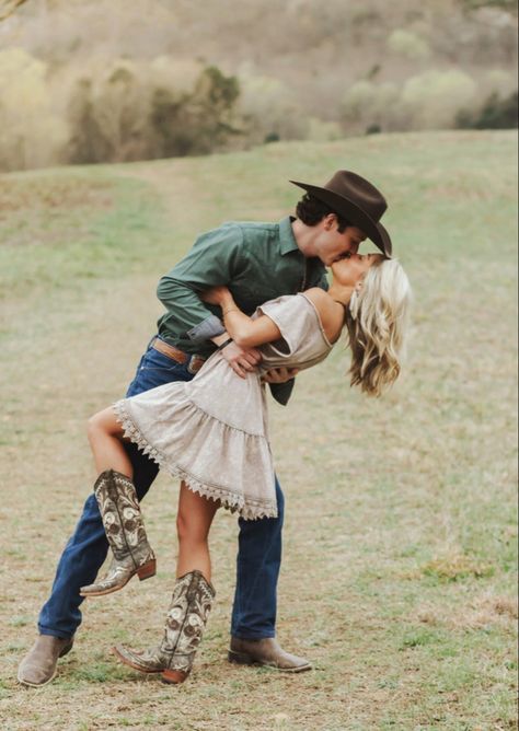 Country Couple Photos, Western Engagement Pictures, Western Couple Photoshoot, Western Engagement Photos, Western Photo Shoots, Fall Couple Pictures, Fall Photoshoot Ideas, Country Couple Pictures, Portret Feminin