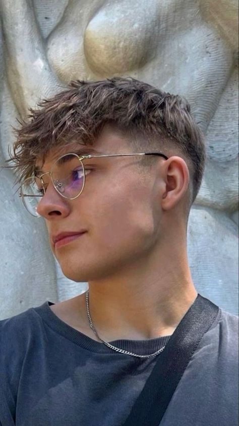 Taper Fade Short Hair, Mens Haircuts Straight Hair, Young Men Haircuts, Mens Haircuts Short Hair, Crop Haircut, Guy Haircuts Long, Men Haircut Curly Hair, Taper Fade Haircut, Mens Hairstyles Thick Hair