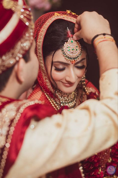 Wedding Indian Photoshoot, Bridal Groom Photography Indian, Poses For Wedding Pictures Indian, Marriage Pics Wedding Photos, Marriage Pics Indian, Aesthetic Wedding Couple Pictures, Shadi Poses For Couple, Bride Candid Poses, Indian Wedding Picture Ideas