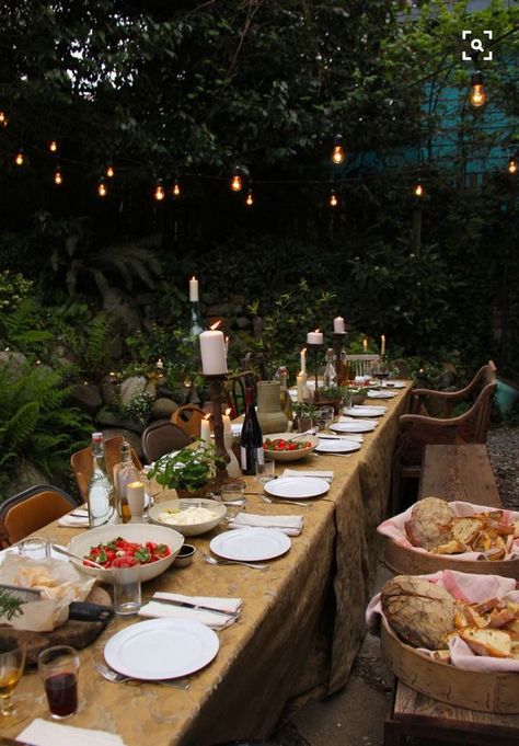 Family style dining at a wedding Dinner In The Garden, Backyard Dinner Party, Backyard Wedding Decorations, Italian Dinner Party, Wedding Backyard Reception, Outdoor Dinner Parties, Dinner Party Table, Party Table Settings, Outdoor Dinner