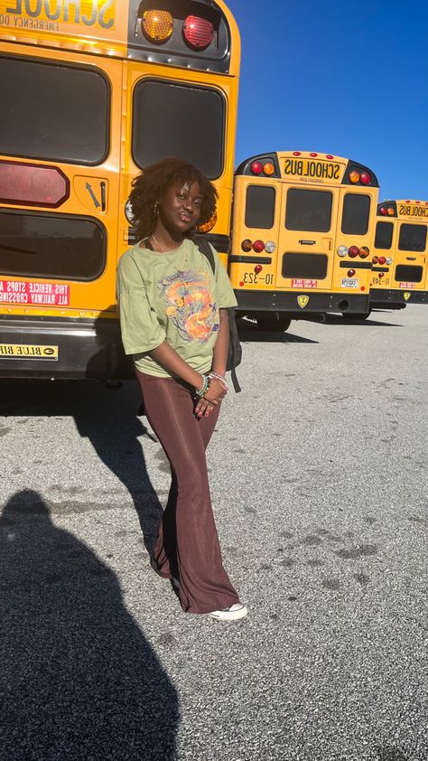 Brown Flares Outfit, Natural Hairstyles Curly Hair, Boho Pants Outfit, Girl Sweatpants Outfit, Black Flare Leggings Outfit, Curly Hair Braid, Flair Leggings Outfit, Brown Leggings Outfit, Spring Outfits College