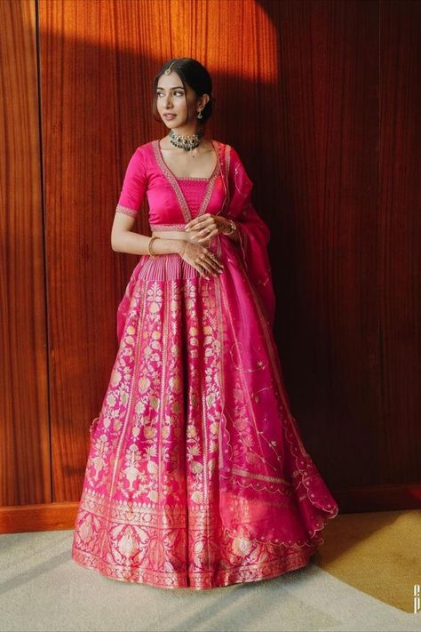 Banarasi Lehenga Designs, Lehenga Designs Latest, Long Skirt Top Designs, Lehenga Bridal, Lehenga Saree Design, Simple Lehenga, Lehenga Red, Indian Outfits Lehenga, New Saree Blouse Designs