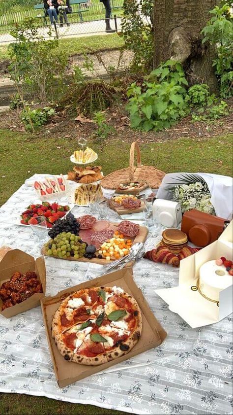 picnic party ideas backyard outdoor City Picnic Aesthetic, Picnic Aesthetic For Two, Summer Picnic Party Ideas, Picnic Aesthetic Vintage, Aesthetic Picnic Recipes, Table Picnic Aesthetic, Japanese Picnic Aesthetic, Pic Nic Aesthetic Friends, Pick Nick Aesthetic