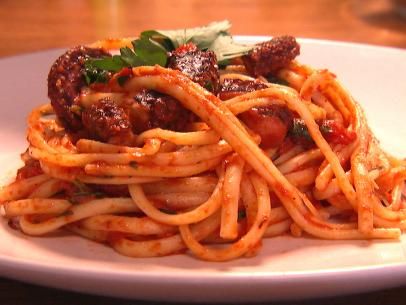 Octopus Pasta, How To Cook Octopus, Tomato Linguine, Cooking Channel Recipes, Giada De Laurentiis Recipes, Linguine Recipes, Linguine Pasta, Cooking Channel, Italian Kitchen