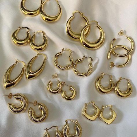 Trendy Gold Jewelry 2024, White Jewelry Aesthetic, Earrings Trend 2024, Accesories Outfit Jewelry, Trending Jewelry 2024, Trendy Jewelry 2024, Jewelry Trends 2024, Classy Gold Jewelry, Gold Ear Jewelry