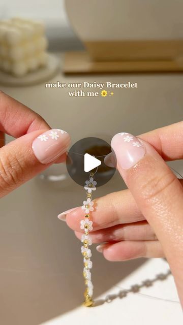 How To Make Chain, Daisy Seed Bead Bracelet, Aesthetic Seed Bead Bracelets, Diy Glass Bead Bracelets, Diy Bracelet Aesthetic, How To Make Daisy Bracelet, Aesthetic Bracelets Ideas, Bracelet Ideas Small Beads, Glass Seed Bead Bracelet Ideas