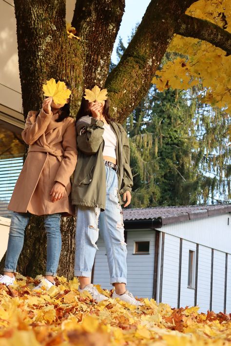 Autumn Friends Photoshoot, Photo Inspo Two People, Bff Fall Photoshoot, Fall Photoshoot Ideas Friends, Bestie Fall Photoshoot, Fall Bestie Photoshoot, Friend Fall Photoshoot, Fall Best Friend Photoshoot, Fall Pictures With Friends