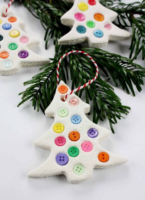 Toddler Homemade Christmas Ornaments, Christmas Diy Toddler Crafts, Air Dry Clay Ornaments Diy Kids, Craft For Toddlers Christmas, Hanging Christmas Crafts For Kids, Diy Toddler Ornaments Christmas, Montessori Christmas Crafts, Christmas Diy Kindergarten, Diy Tree Ornaments For Kids