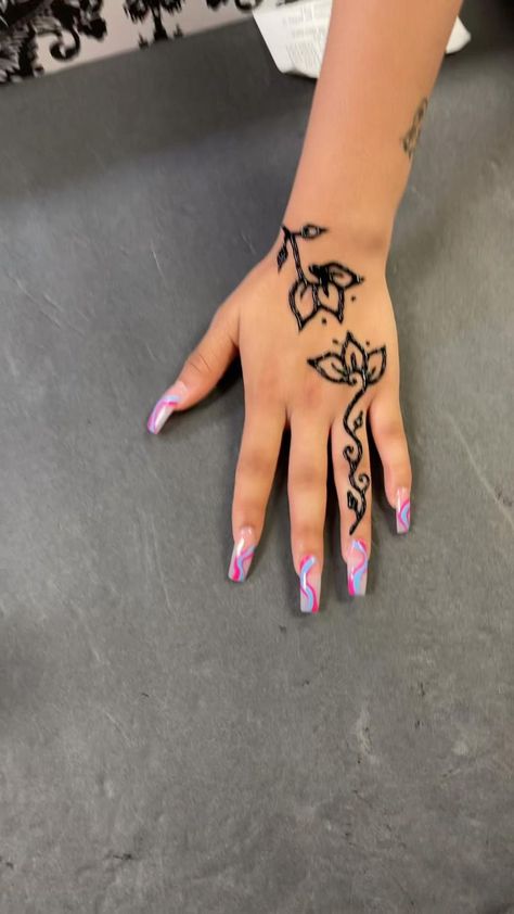 Henna Tattoo Simple, Henna Motive, Simple Hand Henna, Simple Henna Designs Hand, Small Henna Tattoos, Small Henna Designs, Henne Tattoo, Cute Henna Designs, Cute Henna Tattoos