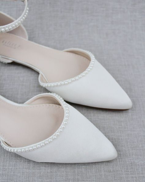 Simple Flat Wedding Shoes, Flat White Shoes Brides, Flat Wedding Dress Shoes, Elegant Wedding Flats, Wedding Shoes Flats For Bride Comfy, Bridal Shoes No Heel, Brides Shoes Comfortable, Elegant Wedding Shoes Brides Flat, Wedding Flats Bride