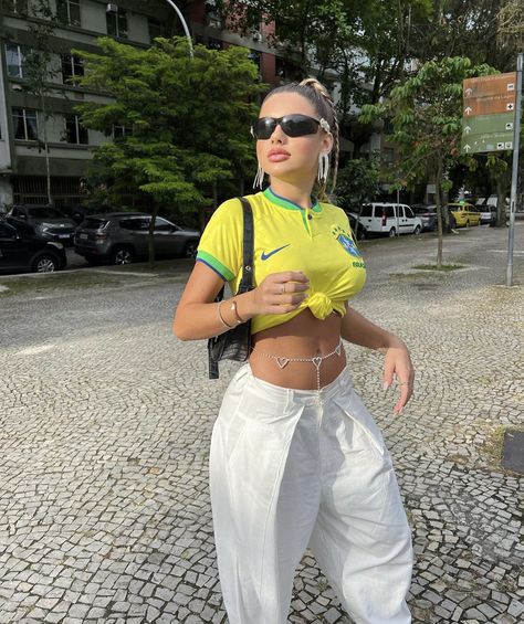 Ringer Tee Outfit, Brazil Style, Bloke Core, Brazil Shirt, White Party Outfit, Cami Outfit, Sports Outfits, Football Fashion, Outfit Mujer