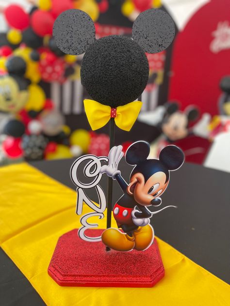 Candy Table Ideas Mickey Mouse, Mickey And Minnie Birthday Party Centerpieces, Mickey Mouse Ideas Decoration, Mickey Table Decorations, Mickey Mouse Clubhouse Centerpieces Diy, Mickey Mouse First Birthday Centerpieces, Mickey Mouse 1st Birthday Centerpieces, Mickey Mouse Table Set Up, Mickey Mouse Table Centerpiece