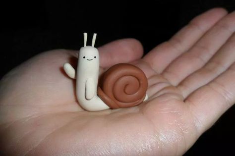 Caracol de Hora de Aventura Adventure Time Snail, Sculpture Art Clay, Tanah Liat, Clay Diy Projects, Keramik Design, Cute Polymer Clay, Ceramics Pottery Art, Cute Clay, Clay Art Projects