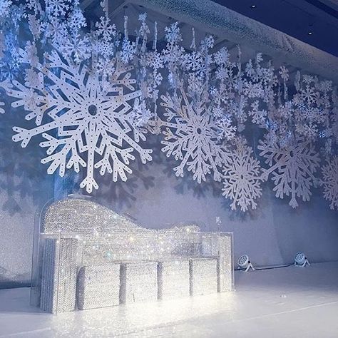 A winter themed wedding for your big day? Why, not! The combination of hanging snowflakes ornamentation and gleaming crystal furnitures totally creates a great harmony into the entire set. What do you think about this? Drop us some comments below!  Decor @tibruwedding via @saudi.weddings Winter Wonderland-party, Christmas Stage, Winter Wonderland Decorations, Winter Wonderland Theme, Winter Pins, Wedding Themes Winter, Winter Wonderland Party, Winter Wonderland Christmas, Winter Wonderland Wedding