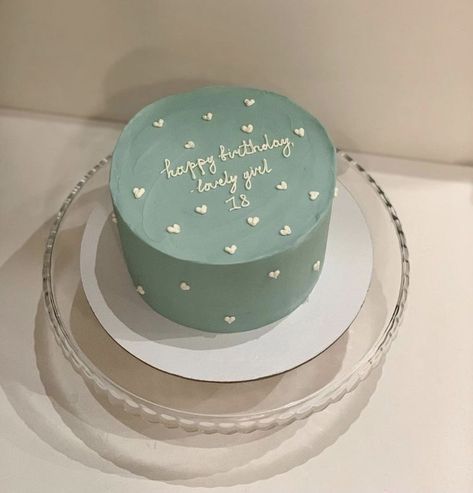 Simplistic Birthday Cakes Aesthetic, April Cake Ideas, Birthday Cake Simple Aesthetic, Aesthic Cakes, Simplistic Birthday Cake, Simple Cakes Aesthetic, Bento Birthday Cake Design, Cute Simple Birthday Cakes, Bento Cake Simple