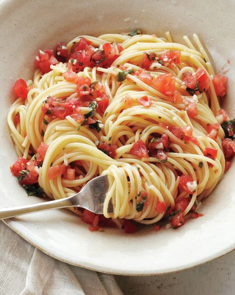 Pasta With Fresh Tomatoes, Fresh Tomato Pasta, Resep Pasta, Fresh Tomato Sauce, Garlic Olive Oil, Good Eat, Idee Pasto Sano, Alfredo Sauce, Fresh Tomatoes