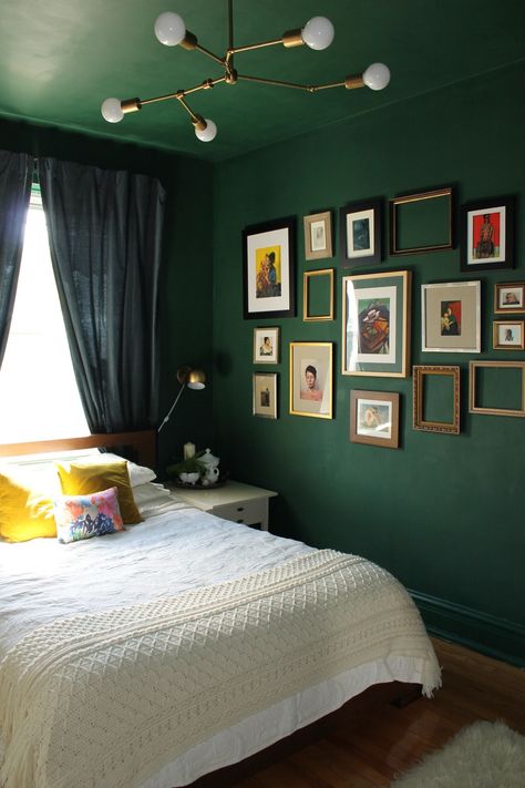 8 Bold Paint Colors You Have to Try in Your Small Bedroom Green Bedroom Walls, Små Rum Lidt Plads, Green Bedroom Design, Bold Paint Colors, Dark Green Walls, House Vibes, Green Bedroom, Bedroom Walls, Green Walls