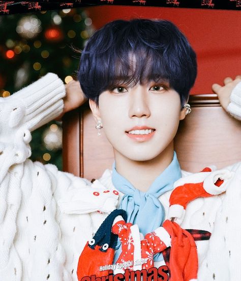 Baby Squirrel, Christmas Icons, Homeless Children, Han Jisung, Ji Sung, Christmas Aesthetic, Korean Makeup, Holiday Specials, Christmas Photos