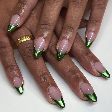 Poison Ivy Inspired Nails, Green French Chrome Nails, Jade Green Nail Designs, Chrome Green French Tip Nails, Green And Gold Almond Nails, Cute Green Acrylic Nails, Green Nails 2024, Simple Unique Nails, Shiny Green Nails