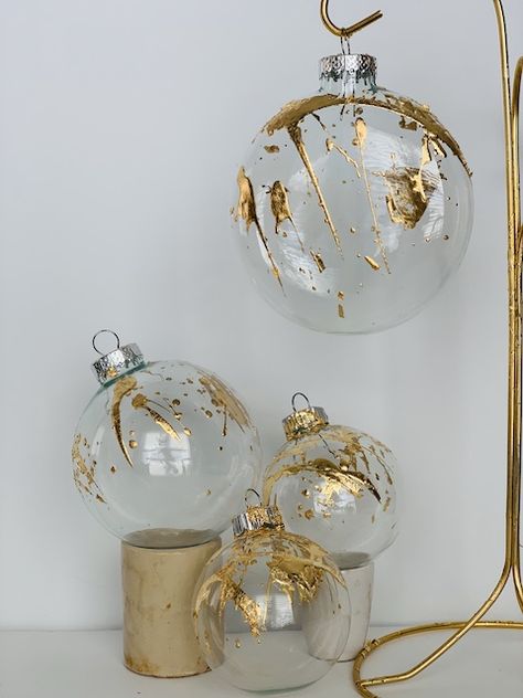 Diy Gold Leaf Ornaments, Elegant Christmas Ornaments Diy, Make Ornaments Diy, Home Made Xmas Decorations, Diy High End Christmas Ornaments, Decorating Glass Ornaments, Diy Christmas Ornament Gifts, Glue Ornaments Diy, Rhinestone Ornaments Diy