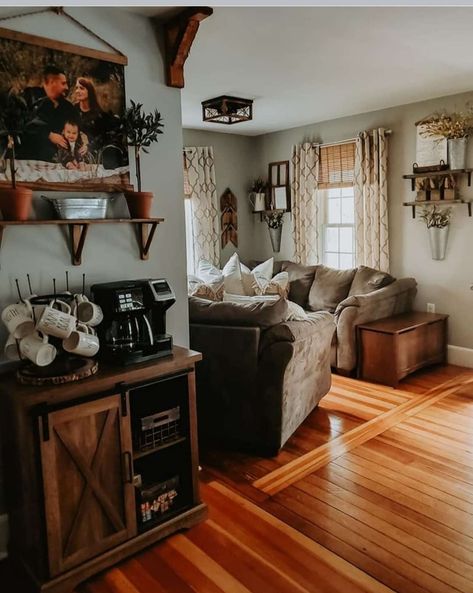 Brown And Black Farmhouse Living Room, Country Boho Living Room Decor, Hobo Farmhouse Living Room, Small Country Apartment, Rustic Country Living Room Decor, Rustic Decor Ideas Living Room, Farmhouse Decor Brown Couch, Simple Aesthetic Home Decor, Bedroom Decor Western Rustic