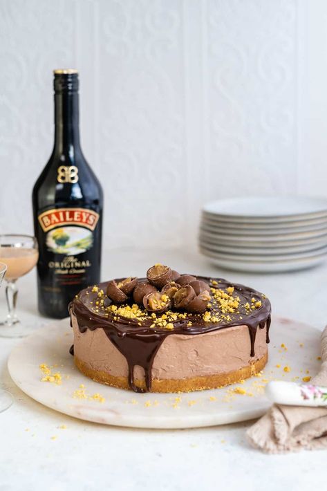 Easy No Bake Baileys Cheesecake – super creamy and insanely delicious with Baileys Irish Cream and chocolate ganache topping. Simply divine! No Bake Baileys Cheesecake, Chocolate Ganache Topping, Baileys Dessert, Baileys Irish Cream Recipes, Baileys Cake, Irish Cream Recipe, Cheescake Recipe, Baileys Cheesecake, Chocolate Baileys