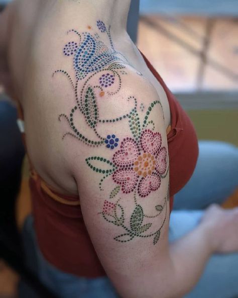 Indigenous Flower Tattoo, Metis Tattoo Ideas, Metis Tattoo, Metis Tattoos, Crocheting Tattoos, Indigenous Tattoo Ideas, Indigenous Tattoos, Tattooing 101, Metis Beadwork Patterns