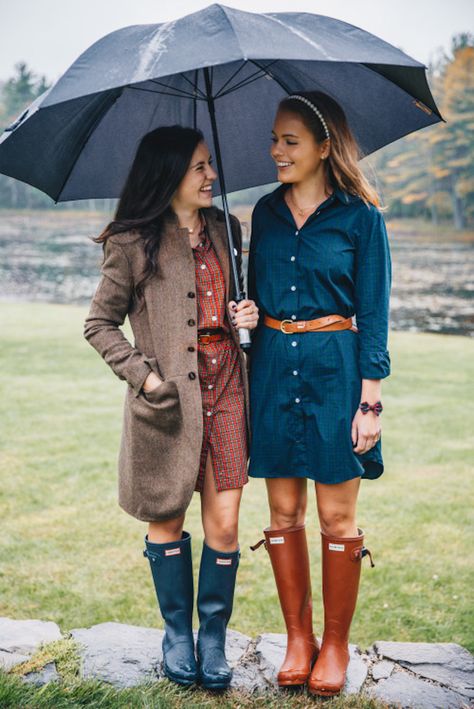 Rainy Day Outfit For Work, Women Standing, Hunter Boots Outfit, Rainy Day Fashion, Hunter Rain Boots, Estilo Preppy, Rainy Day Outfit, Mode Inspiration, In The Rain