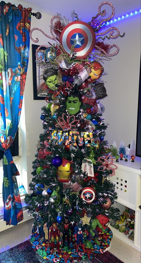 Christmas Tree Themes For Kids, Marvel Christmas Tree, Marvel Christmas, Superhero Christmas, Green Christmas Tree Decorations, Christmas Tree Decoration Ideas, Tree Decoration Ideas, Funny Christmas Tree, Ideas Navidad