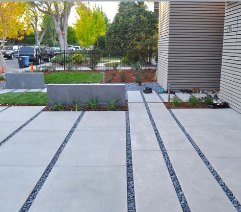 Modern Driveway Ideas, Chic Mudroom, Car Porch Design, Modern Front Yard Landscaping Ideas, Modern Driveway, Outside Flooring, Modern Front Yard Landscaping, Pavement Design, Terrasse Design