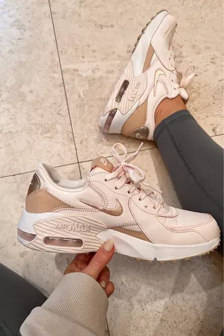 Nike Sneakers Women Outfit Casual, Nike Trendy Shoes, Air Max Excee Outfits, Nike Air Max Excee Outfits, Trendy Nike Shoes, Air Max Outfit, Trendy Shoes For Women, Beige Outfits, Nude Sneakers