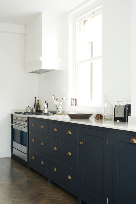 Devol Shaker Kitchen, Kitchen Revamp, Model Dapur, Navy Kitchen, Devol Kitchens, Kitchen Design Color, Blue Kitchen Cabinets, Kabinet Dapur, Shabby Home