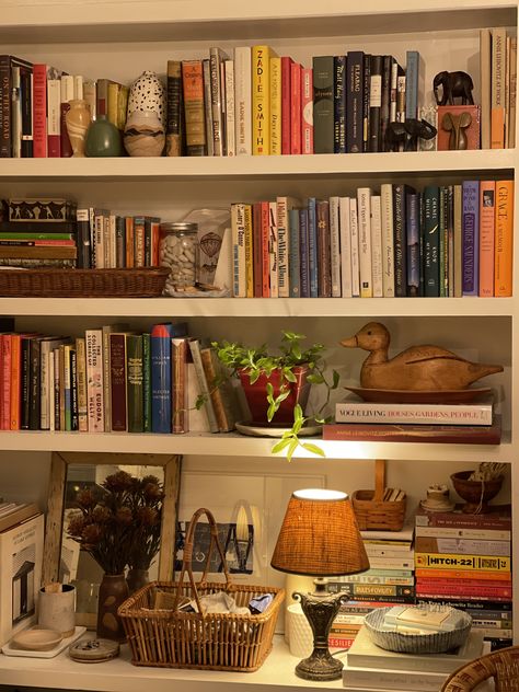 English Cottage Reading Room, Bookshelf Lighting Ideas Built Ins, Aesthetic Book Storage, Bookshelf Eclectic, Vintage Bookshelf Styling, Bookshelf Styling Vintage, Bookshelf Styling Aesthetic, Maximalist Bookshelf, Eclectic Bookshelf Styling