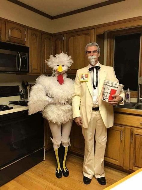 Costume Halloween Duo, Funny Couple Costumes, Halloween Costumes Diy Couples, Halloween Duos, Funny Couple Halloween Costumes, Chicken Costumes, Matching Halloween Costumes, Halloween Coustumes, Halloween Memes