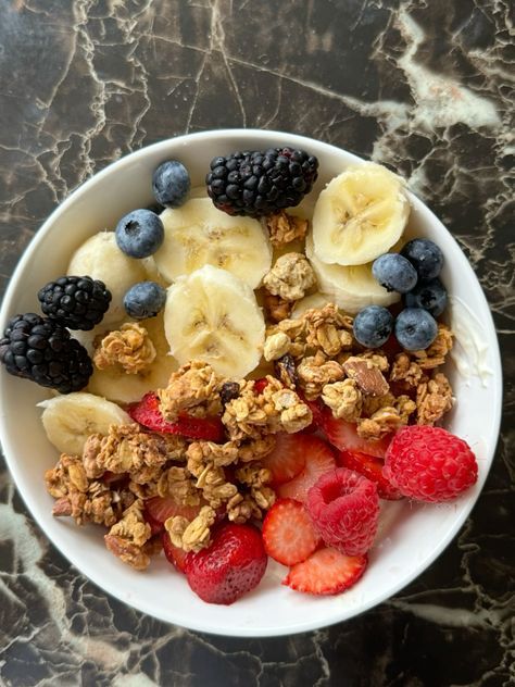 Healthy Yogurt Bowls Aesthetic, Yoghurt Fruit Bowl, Fruit And Yogurt Bowl, Fruit Bowl Recipe, Yogurt Bowl Aesthetic, Fruit Bowl Aesthetic, Yogurt Fruit Bowl, Yogurt Bowl Ideas, Healthy High Protein Snacks