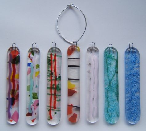 Stained Glass Wind Chimes Diy, Microwave Kiln Glass Fusing, Fused Glass Keychains, Fused Glass Windchimes, Fused Glass Ideas For Beginners, Glass Windchimes, Microwave Kiln, Glass Art Techniques, Art Glass Jewelry