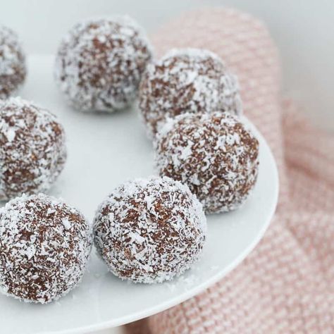 Kid-Friendly Rum Balls Rumballs Recipe, Lunch Box Treats, Chocolate Coconut Balls, Chocolate Balls Recipe, Rum Cake Recipe, Xmas Desserts, Coconut Balls, Rum Balls, Australian Food